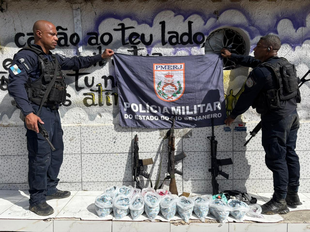 Polícia Militar apreende fuzis, munições e drogas em Guadalupe, Zona Norte do Rio